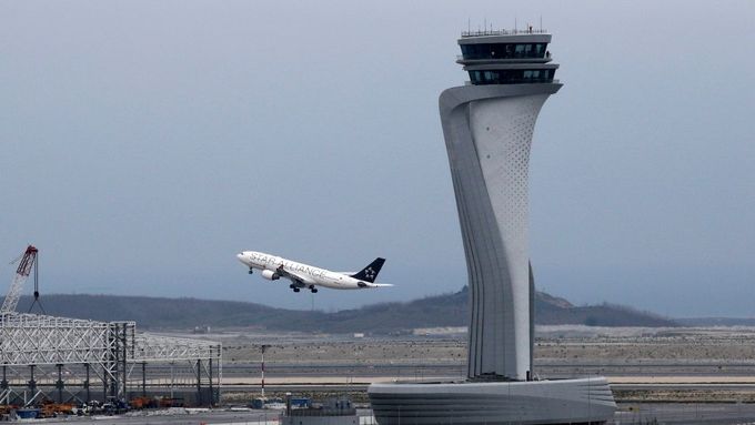 Letadlo tureckých aerolinií startuje z nového istanbulského letiště.