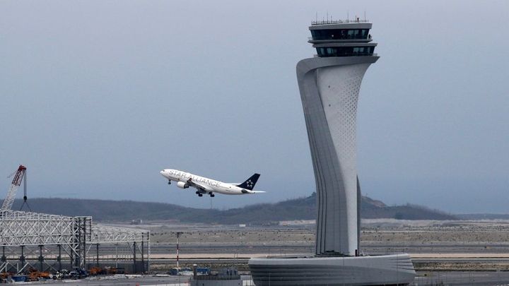 Stěhování na nové letiště v Istanbulu je dokončeno, po přestávce odletěl první spoj
