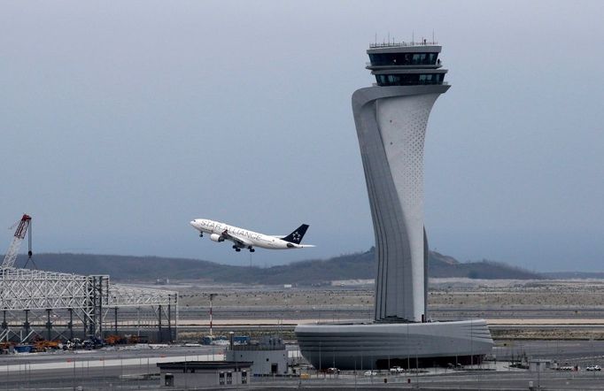 Letadlo tureckých aerolinií startuje z nového istanbulského letiště.