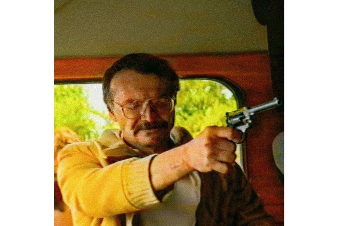 Policejní rekonstrukce vražd z května 1990. Herec v roli Michaela Kutílka ukazuje, jak pachatelé ohrožovali své poslední oběti střelnou zbraní.