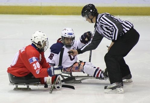 Sledge hokejisté na MS 2013 (vs USA)