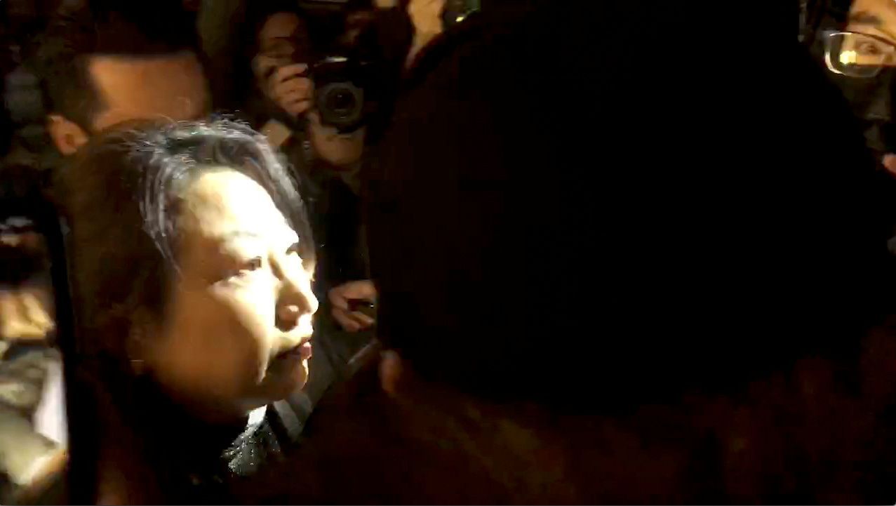 Hongkongská ministryně spravedlnosti Teresa Chengová, kterou v Londýně obklopili demonstranti.