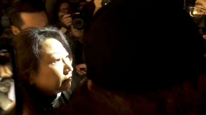 Hongkongskou ministryni spravedlnosti napadli v Londýně demonstranti
