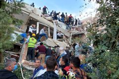 Řecko a Turecko zasáhlo zemětřesení, 28 lidí zemřelo, zraněných je přes 800