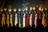 Soutěž může začít. Tohle je 12 konečných finalistek soutěže Miss Vietnam ČR (z celkových 19 přihlášených). Klobouk dolů. Teda nahoru.