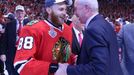 Patrick Kane slaví zisk Stanley Cupu s prezidentem klubu Chicago Blackhawks Johny McDonoughem