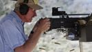 A man fires his Browning .30 caliber machine gun during the Big Sandy Shoot in Mohave County, Arizona March 22, 2013. The Big Sandy Shoot is the largest organized machine gun shoot in the United States attended by shooters from around the country. Vintage and replica style machine guns and cannons are some of the weapons displayed during the event. Picture taken March 22, 2013. REUTERS/Joshua Lott (UNITED STATES - Tags: SOCIETY) Published: Bře. 25, 2013, 3:34 odp.