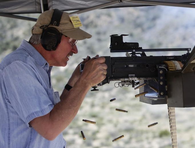 A man fires his Browning .30 caliber machine gun during the Big Sandy Shoot in Mohave County, Arizona March 22, 2013. The Big Sandy Shoot is the largest organized machine gun shoot in the United States attended by shooters from around the country. Vintage and replica style machine guns and cannons are some of the weapons displayed during the event. Picture taken March 22, 2013. REUTERS/Joshua Lott (UNITED STATES - Tags: SOCIETY) Published: Bře. 25, 2013, 3:34 odp.