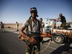 Povstalci hlídkující před Baní Valídem, který je stále v rukou Kaddáfího stoupenců.