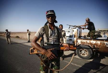 Libye - povstalec před městem Baní Valíd