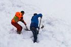 Ženě zasypané lavinou nikdo nepomohl. Záchranáři kritizují skialpinisty