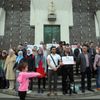 Muslimové v pražském katolickém chrámu