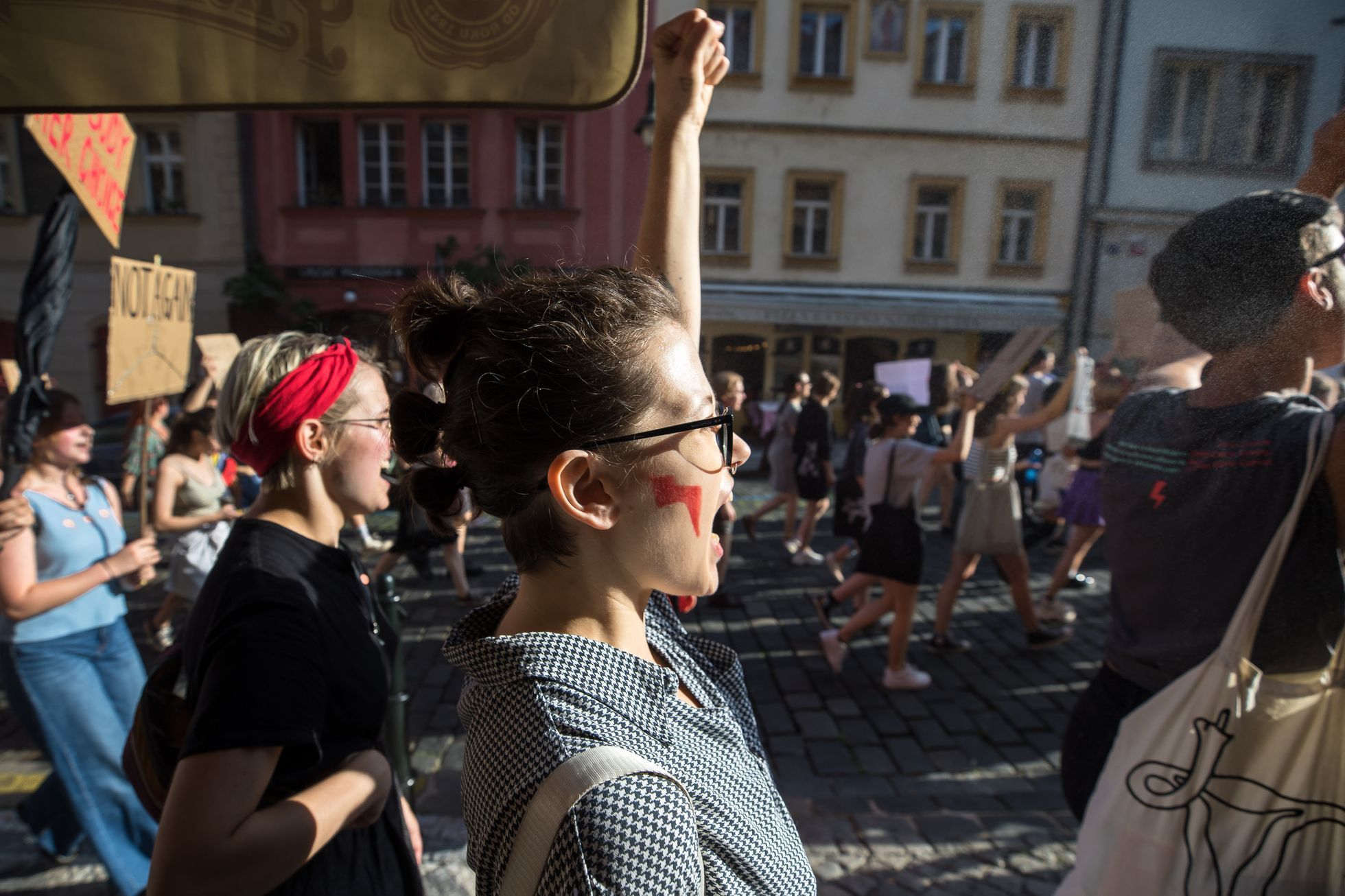 Pochod Amnesty International proti rozhodnutí amerického nejvyššího soudu v otázce potratů