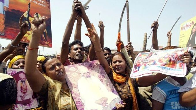 Nedotknutelní drží portréty, na nichž je vyobrazen ve Vídni zastřelený guru Sant Rama Nand, během protestu v mekce sikhského náboženství Amritsaru