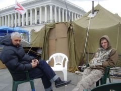 Vůdce iniciativy Dmitrij (vlevo s knírem): "Lidé zodpovědní za krizi musejí před soud."