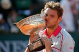 Stan Wawrinka se po finále mužské dvouhry neubránil a samou radostí políbil trofej pro vítěze Roland Garros.