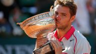 Stan Wawrinka se po finále mužské dvouhry neubránil a samou radostí políbil trofej pro vítěze Roland Garros.