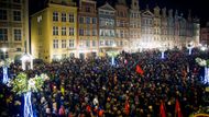 Města napříč Polskem zaplavily v pondělí večer protesty.