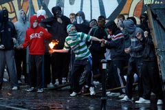 V Belfastu to vře, protestanti zase bojují s katolíky