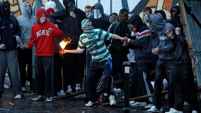 Snímek je z nepokojů v Belfastu v roce 2010. Aktuální fotografie zatím nemají agentury k dispozici.