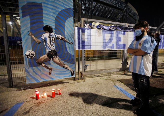 Fanoušci si připomínají památku zesnulého Diega Armanda Maradony (Neapol, stadion San Paolo)