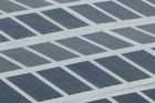 544 čtverečních metrů fotovoltaických článků lape sluneční paprsky...