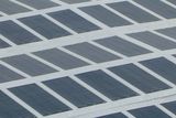 544 čtverečních metrů fotovoltaických článků lape sluneční paprsky...