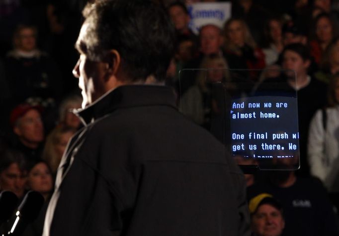 Republican presidential nominee Mitt Romney speaks at a campaign rally, with a portion of his speech about being in the "final push" on the teleprompter, in Englewood, Colorado November 3, 2012. REUTERS/Brian Snyder (UNITED STATES - Tags: POLITICS ELECTIONS USA PRESIDENTIAL ELECTION) Published: Lis. 4, 2012, 1:24 dop.