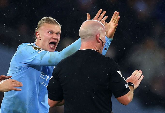 Útočník Manchesteru City Erling Haaland spílá při utkání s Tottenhamem rozhodčímu Simonu Hooperovi