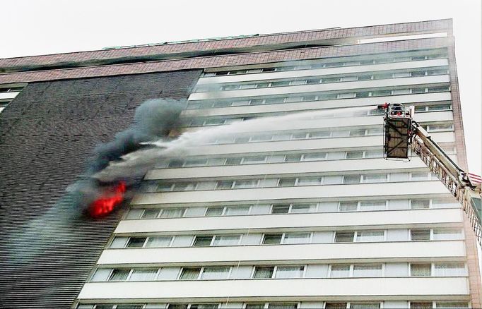 Požár hotelu Olympik v Praze, ke kterému došlo dne 26. května 1995. Archivní snímek z historie Hasičského záchranného sboru v Praze.