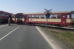 Kamion se postavil do cesty vlaku, 26 zraněných