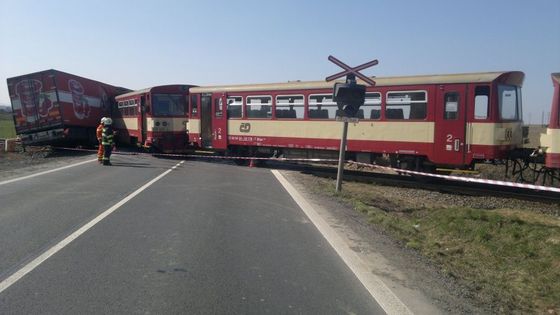 Kamion se srazil s osobním vlakem, 26 zraněných