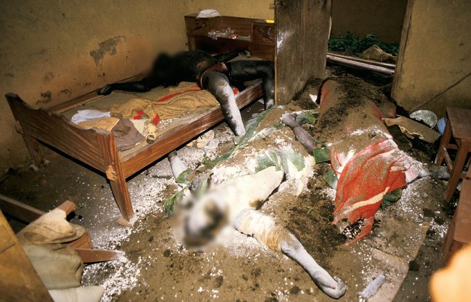 Oběti katastrofy u jezera Nyos, Kamerun, srpen 1986. Leží ve svém obydlí, kde je zastihla zkáza po úniku plynu.