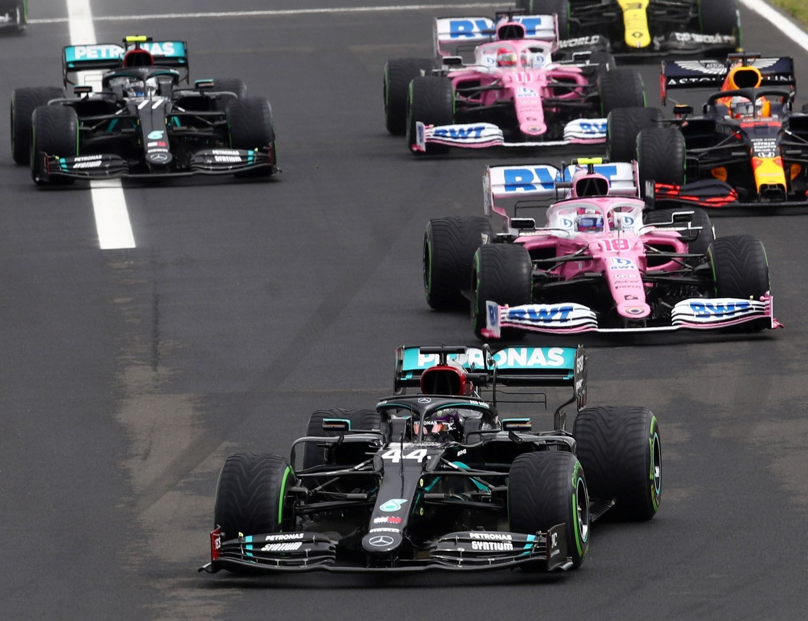 Vozy Mercedes a Racing Point krátce po startu Velké ceny Maďarska 2020