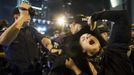 A protester clashes with police while marching outside of the Democratic National Convention in Charlotte, North Carolina, September 4, 2012. REUTERS/Philip Scott Andrews (UNITED STATES - Tags: CRIME LAW CIVIL UNREST POLITICS ELECTIONS) Published: Zář. 5, 2012, 4:18 dop.