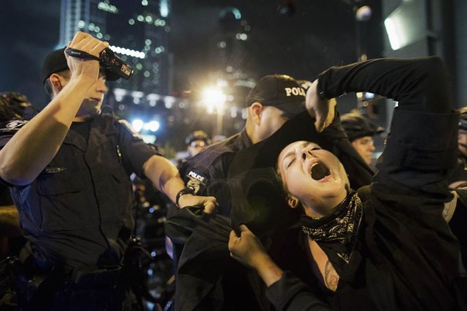 A protester clashes with police while marching outside of the Democratic National Convention in Charlotte, North Carolina, September 4, 2012. REUTERS/Philip Scott Andrews (UNITED STATES - Tags: CRIME LAW CIVIL UNREST POLITICS ELECTIONS) Published: Zář. 5, 2012, 4:18 dop.