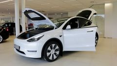 Tesla Model Y na autosalonu v Praze