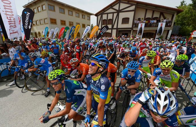 Španělský cyklista Alberto Contador ze stáje Saxo Bank jede třetí etapu Vuelty 2012.