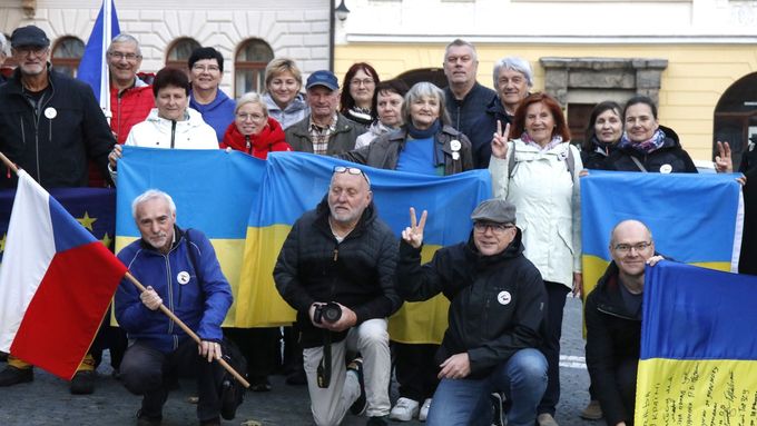 Týden co týden se scházejí v České Lípě tito lidé z iniciativy Kroky pro demokracii. Začali po útoku Ruska na Ukrajinu v únoru 2022, a od té doby ani jednou nevynechali.