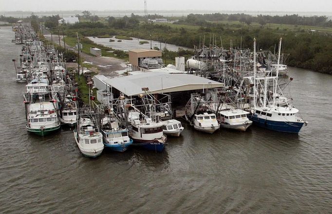 Commercial boats are docked at the Empire Marina as Hurricane Isaac heads towards the Louisiana coast line in Empire, Louisiana, August 28, 2012. Tropical Storm Isaac strengthened into a hurricane just off the U.S. Gulf Coast on Tuesday as it churned toward landfall in the New Orleans area seven years after the city was devastated by Hurricane Katrina. REUTERS/Sean Gardner (UNITED STATES - Tags: ENVIRONMENT MARITIME DISASTER) Published: Srp. 28, 2012, 5:24 odp.