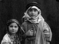 Edward Said se sestrou Rosemarie v roce 1940.