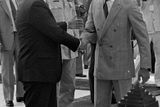 Prezident Husní Mubarak (vlevo) si na snímku z roku 1985 podává ruku s Gamálem Sadatem, synem egyptského prezidenta Anvara Sadata.