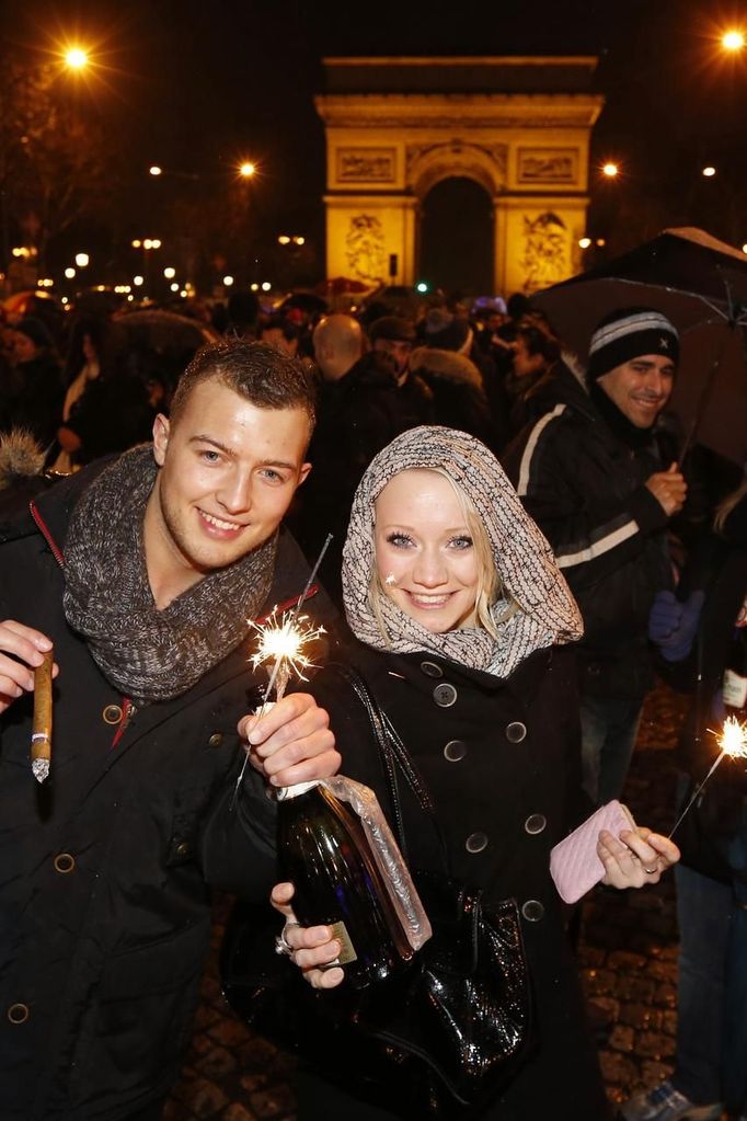 Oslavy ve francouzském stylu na Champs Elysees u Vítězného oblouku.