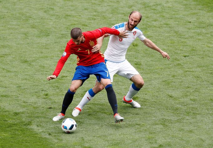 Euro 2016, Česko-Španělsko: Roman Hubník - Álvaro Morata