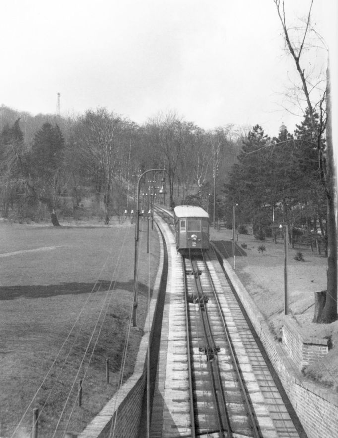 Lanovka na Petřín v Praze, spojující Malou Stranu s vrcholem Petřína, byla obnovena v roce 1932. Fotografie z roku 1931 zachycuje trať před zprovozněním.