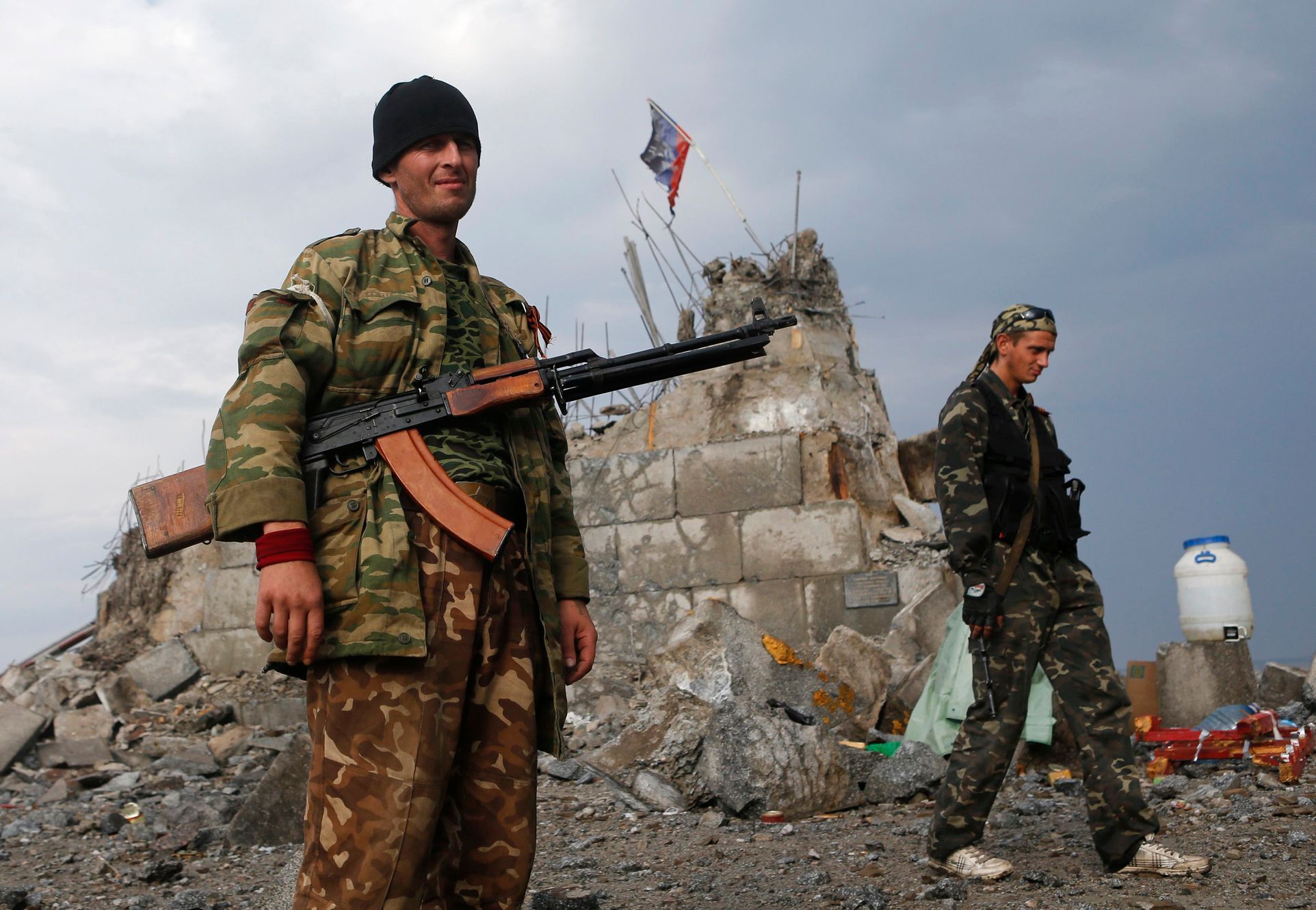 Proruští separatisté poblíž zničeného památníku u Doněcku