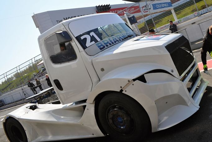 Mika Mäkinen při dubnových testech své Buggyry na autodromu v Mostě.