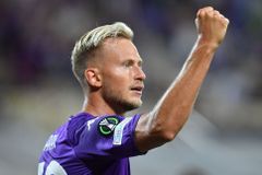 Lech mířil k senzaci, Fiorentina ale hrozící potupu odvrátila. Dál jde i West Ham