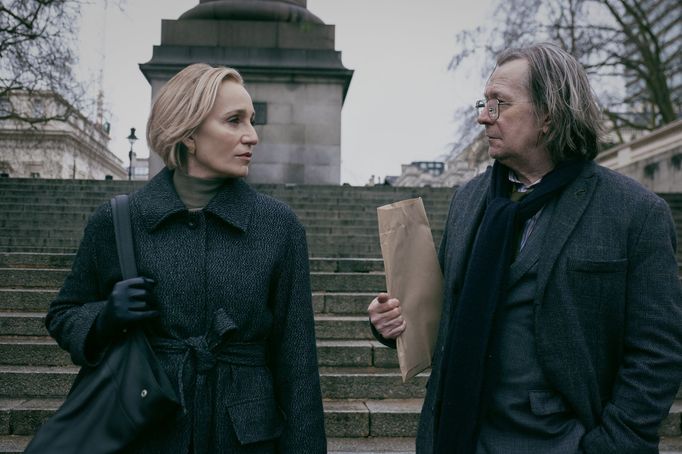 Kristin Scott Thomasová v roli Diany a Gary Oldman jako Jackson.