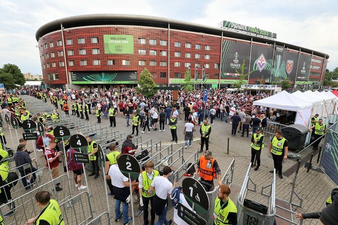 Situace před stadionem v Edenu před finále Konferenční ligy Fiorentina - West Ham